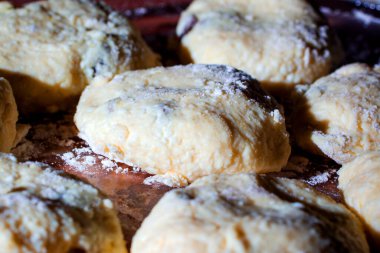 Pişirmeden önce un içinde yuvarlak hamur kekleri