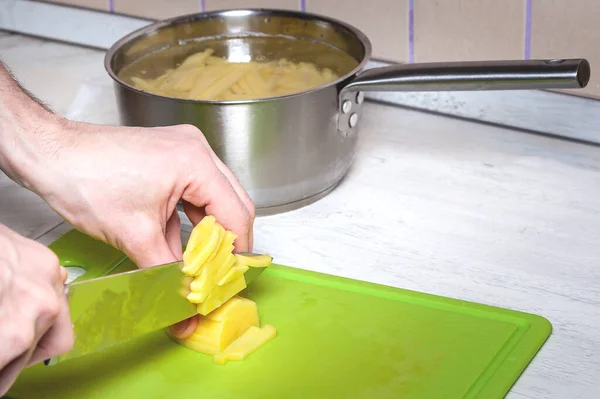 Hombre Corta Papas Crudas Rodajas — Foto de Stock