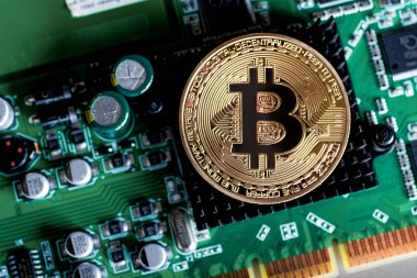 bir altın sikke bitcoin elektrik devre kartı bilgisayar işlemcisi