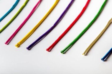 çok renkli lateks simülasyon topları çapraz olarak yatar