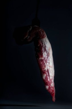 parça çiğ domuz eti ve çatal. koyu arkaplan