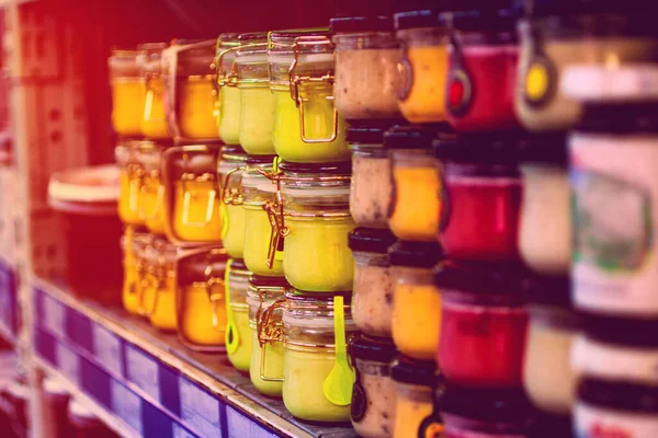 Renkli Soslu Cam Kavanozlar Süpermarketin Raflarında Sıra Sıra Bekliyor Ses — Stok fotoğraf