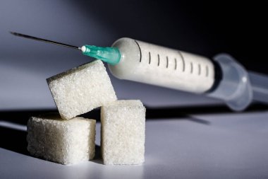 şırınga yalanlar üzerine karanlıkta kesme şeker