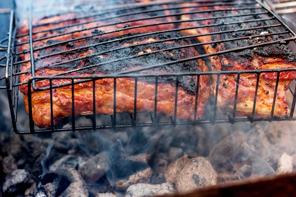 在烤架上烤的猪肉牛排 — 图库照片