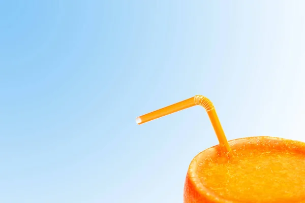 オレンジジュースの皮にブルーのチューブが入ってる 自然ジュースの概念は — ストック写真