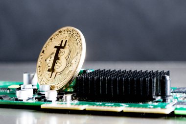 Altın sikke kripto para Bitcoin bilgisayar panosunda