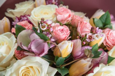 Çiçekler bir buketin içinde, yakın plan. Pembe ve beyaz güller, laleler hamelachim