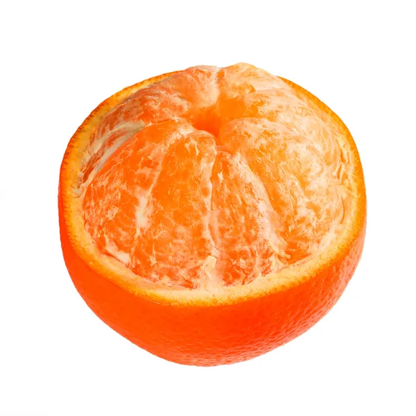 オレンジは半分皮をむいた 白い背景に隔離され — ストック写真