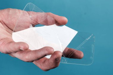 Kırık camlar, camlarda çatlaklar, akıllı telefonun koruyucu camına üfleme. Kırık cam bir ağ. Çatlak doku. Darbeyi yakınlaştır..
