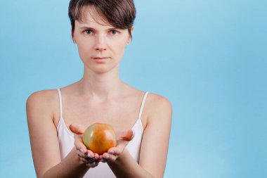 Kırmızı elmalı güzel. Kızın yüzüne odaklan.