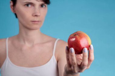 Kırmızı elmalı güzel. Eline ve elmasına odaklan.