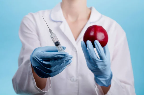 Kırmızı Elmaya Enjekte Edilen Yakın Çekim Iğnesi Genetik Mühendislik Ürünü — Stok fotoğraf