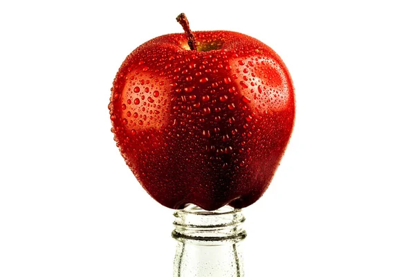 Červené Jablko Kapkami Vody Pokrývá Hrdlo Láhve Jako Koncept Vzdání — Stock fotografie