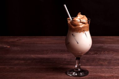 Modaya uygun Kore kahvesi, dalgon kahvesi, ahşap bir arka planda. metin için yer