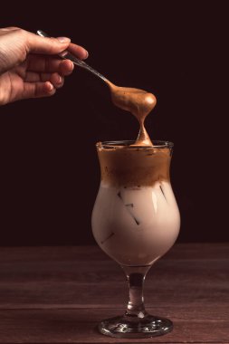 Buzlu Kore Dalgona Kahvesi, buzlu kremalı, modaya uygun kremalı kahve. Moda kahve içeceği.