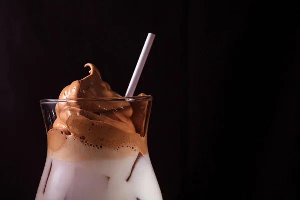 Bebida Fría Moda Café Helado Dalgon Coreano Sobre Fondo Oscuro — Foto de Stock