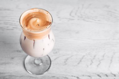 Buzlu Kore Dalgona Kahvesi, beyaz tüp ve buzlu kremalı, modaya uygun kremalı kahve. Moda kahve içeceği.