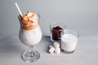 Buz Koreli Dalgona Kahve, buzlu kremalı, modaya uygun kremalı kahve. Hafif arka planda modaya uygun kahve içeceği