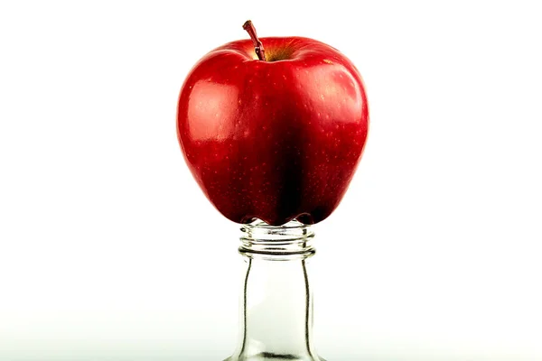 Velké Krásné Červené Apple Pokrývá Krk Láhve Alkoholu Jako Koncept — Stock fotografie