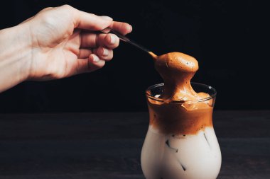 Buzlu Kore Dalgona Kahvesi, buzlu kremalı, modaya uygun kremalı kahve. Moda kahve içeceği.