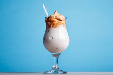 Buzlu Dalgona Kahve, modaya uygun yumuşacık kremalı kremalı kahve