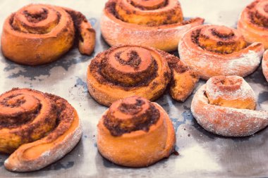Ev mutfağında pişirilen şeker ve tarçınlı rulo ekmeğe örnek olarak gösterilebilir.