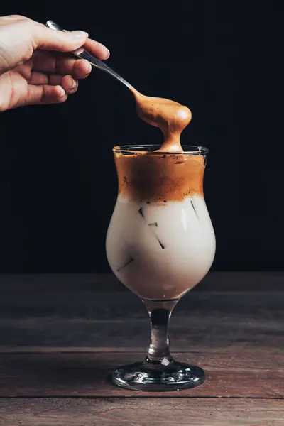 Chica Toma Una Cuchara Parte Superior Espuma Con Hielo Coreano — Foto de Stock