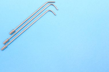 Gri arka plandaki çürükleri yıkamak için kullanılan eski şırınganın başlığı