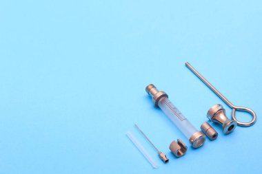 Mavi arka planda antika şırınga parçalara ayrıldı