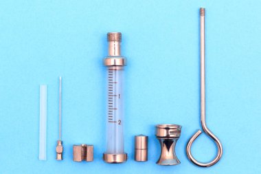 Mavi arka planda antika şırınga parçalara ayrıldı