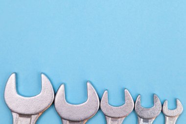 Araç işçisi, mavi arkaplan üzerinde birçok anahtar, boş alan ile üst görünüm