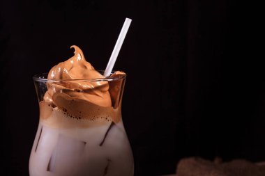 Buzlu Kore Dalgona Kahvesi, beyaz tüp ve buzlu kremalı, modaya uygun kremalı kahve. Moda kahve içeceği.