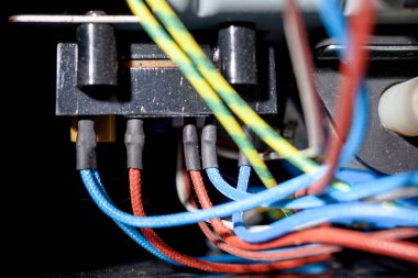 Ev aletleri kahve makinesinin kabloları yakın plan. Ev aletleri tamiri kavramı