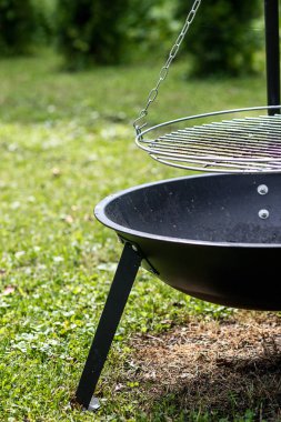 Barbekü ızgara bahçesini kapatın. Piknik zamanı, hafta sonu. 