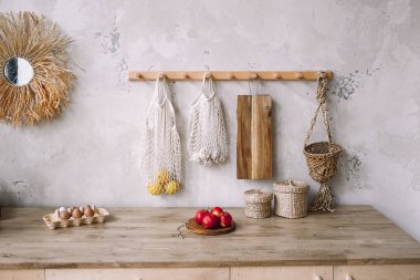 Gri renkli mobilyalar ve ahşap masa üstüyle kırsal mutfak mutfağında yemek pişirmek. Sağlıklı yiyecekler. Elmalı, yumurtalı..