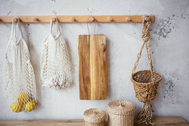 Gri renkli mobilyalar ve ahşap masa üstüyle kırsal mutfak mutfağında yemek pişirmek. Sağlıklı yiyecekler. Elmalı, yumurtalı..