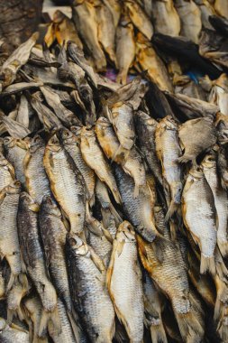 Satılık kurutulmuş balık. Balık arkaplanı.