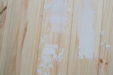 Kısmen beyaza boyanmış ahşap tahtalar. İşlem devam ediyor. Bitmemiş bir iş. Metin için boşluk