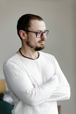 Beyaz elbiseli, duygusuz modern bir adamın portresini yakından çek. Gri arka planda beyaz gömlekli başarılı erkek CEO..