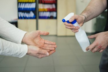Ofis çalışanları virüs enfeksiyonu ve vebayı önlemek için el dezenfektanı kullanıyor. Kişisel hijyen kavramı