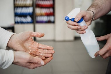 Ofis çalışanları virüs enfeksiyonu ve vebayı önlemek için el dezenfektanı kullanıyor. Kişisel hijyen kavramı