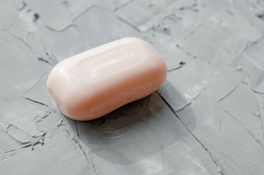 Gri arka planda pembe sabun. Hijyen. Saflık. Uzayı kopyala Pembe arka planda virüs korumanın tedavileri. Kişisel hijyen ürünleri.