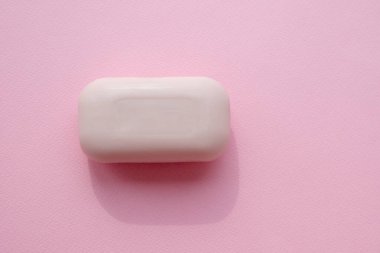 Pembe arka plandaki pembe kuru sabunun yakın görüntüsü. Düz yatıyordu. Boşluğu kopyala. 