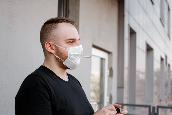 Európai Férfi Védő Maszkkal Covid Járvány Idején Cigarettát Tart Szájában — Stock Fotó