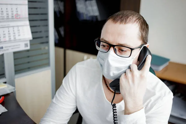 Egy Üzletember Irodában Maszkot Visel Telefonon Beszél Koronavírus Kitörésekor Fogantatás — Stock Fotó