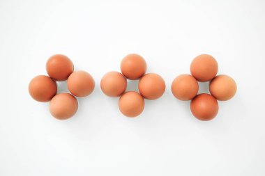 Paskalya için hazırlanıyorum. Minimalizm tarzında Paskalya yumurtaları. Paskalya için çok yumurta.