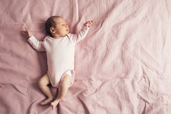 Een Pasgeboren Baby Ligt Een Roze Achtergrond Een Roze Shirt — Stockfoto