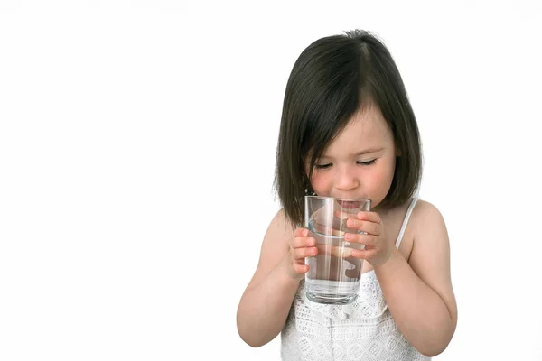 Menina Bebe Água Copo Vidro Menina Terno Branco Bebe Água — Fotografia de Stock