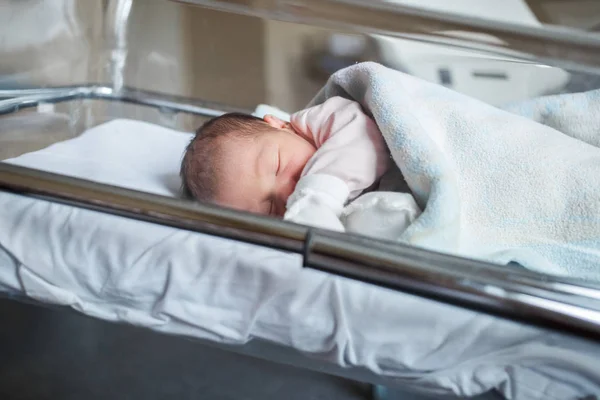 Een Pasgeboren Baby Het Ziekenhuis Ligt Doos Kleine Baby Slaapt — Stockfoto