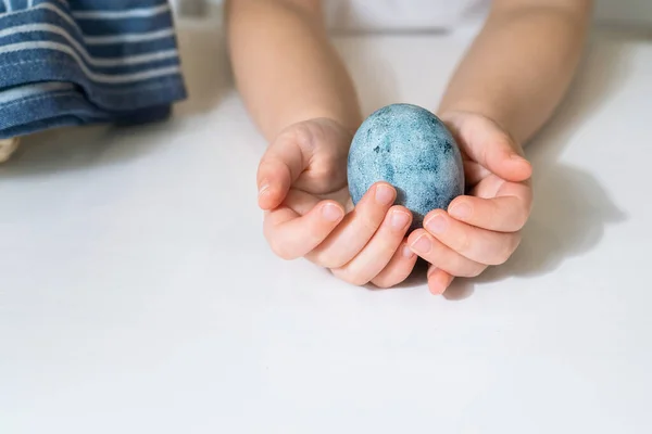 Belo ovo pintado para a Páscoa. Fechar de um ovo azul — Fotografia de Stock